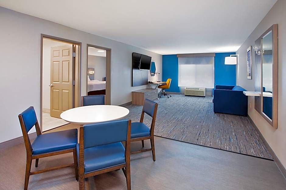 Holiday Inn Express & Suites Milwaukee NW - Park Place By IHG