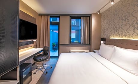 Deluxe King Balcony Guest Room