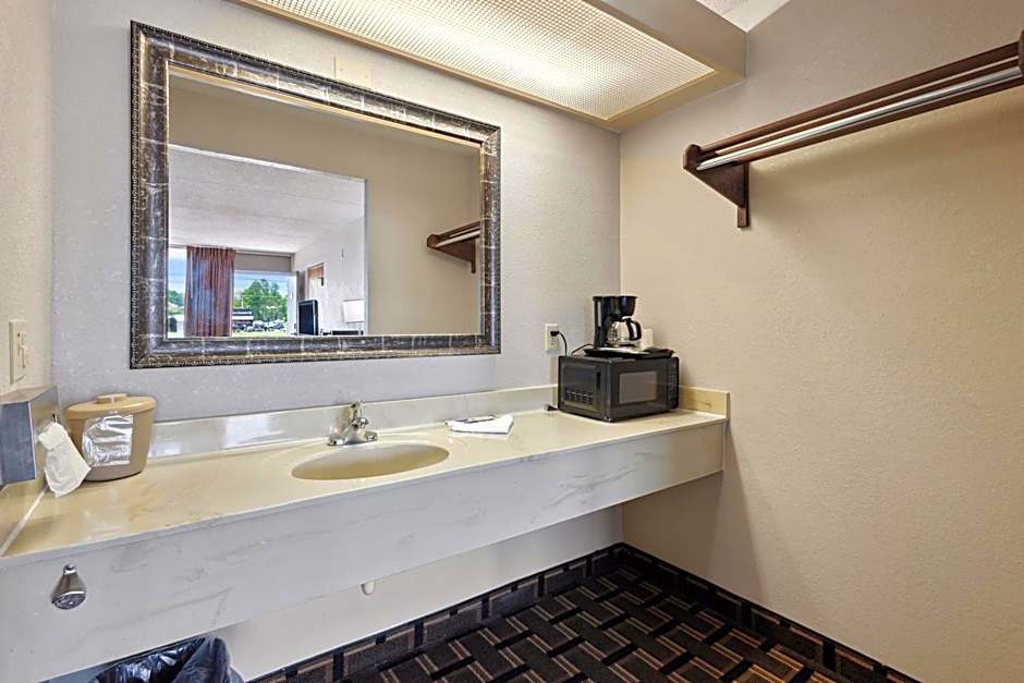 Relax inn by OYO Greeneville Near Hwy US-321