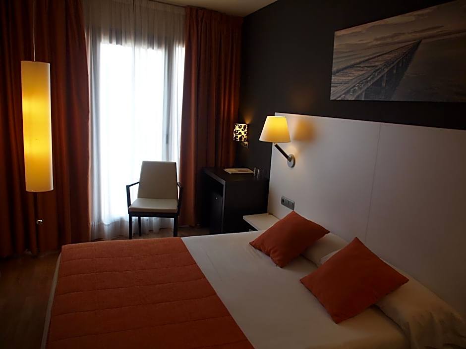 Photo 1 of 10 of Single Room