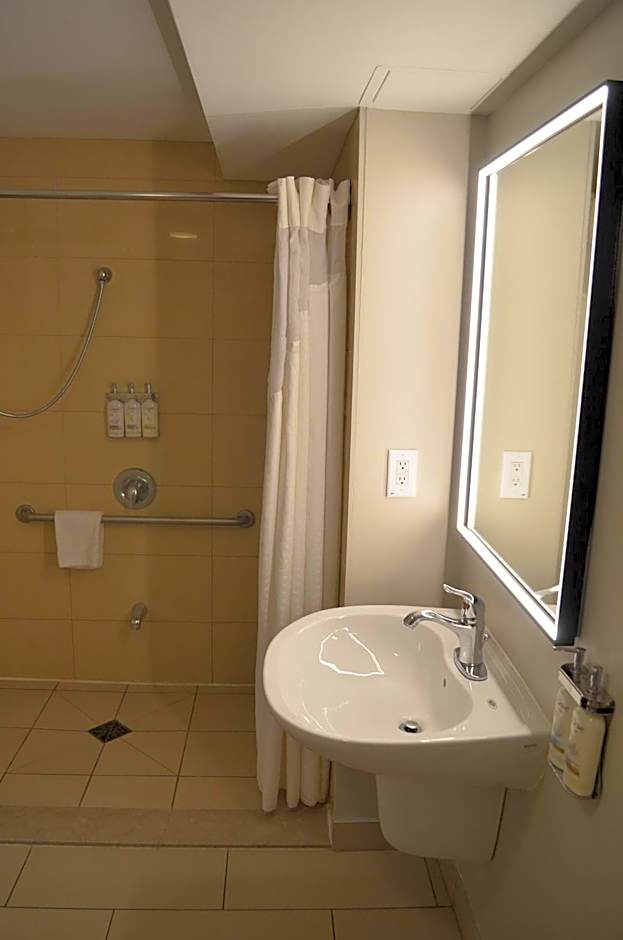 Holiday Inn & Suites Montreal Airport by IHG