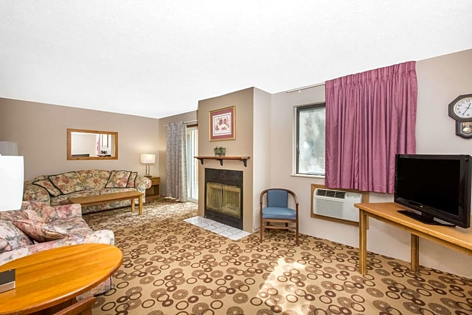 Super 8 by Wyndham Blue Earth