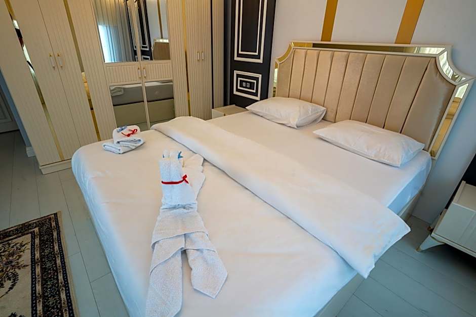 POISON GARDEN SUİTE