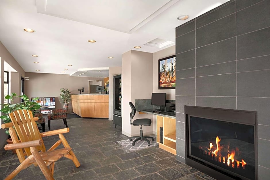 Travelodge by Wyndham Abbotsford Bakerview