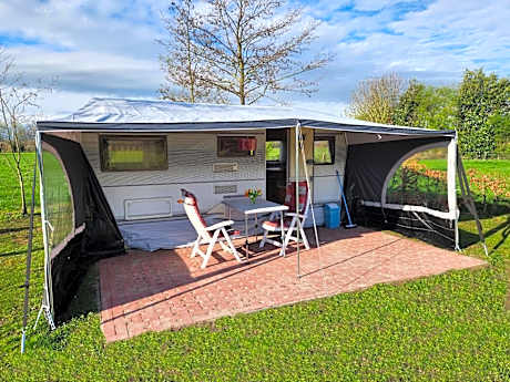 Ruime caravan op gezellige minicamping