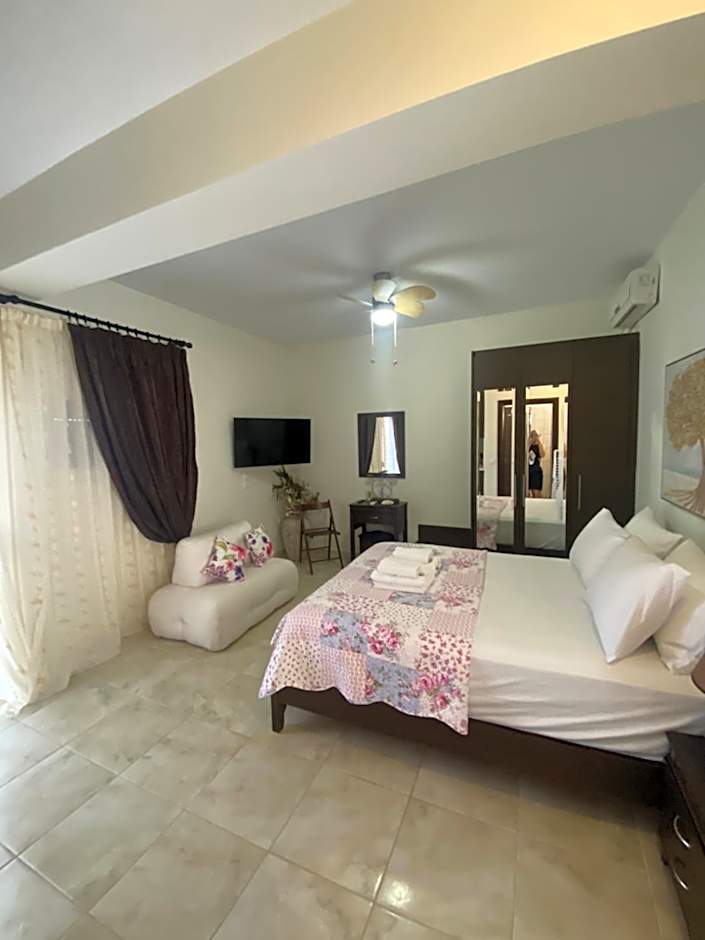 GoldenHill Studios&apartments