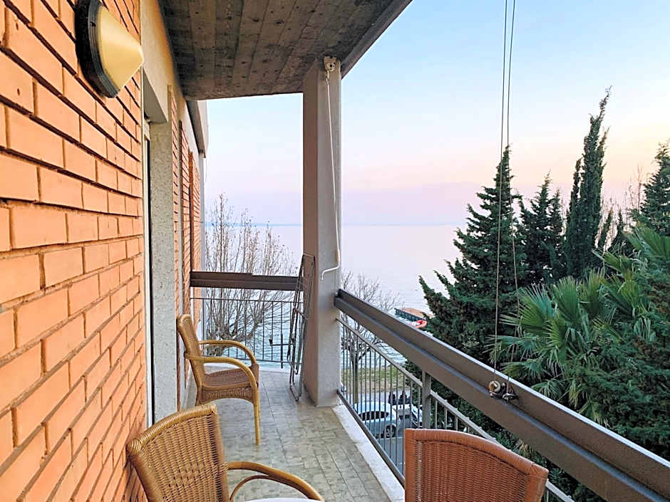 Front Lake Apartment Bardolino