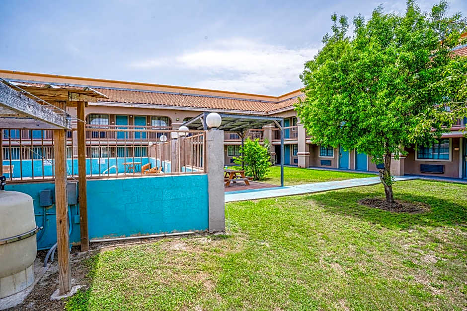 Lone Star Inn & Suites by OYO Harlingen TX