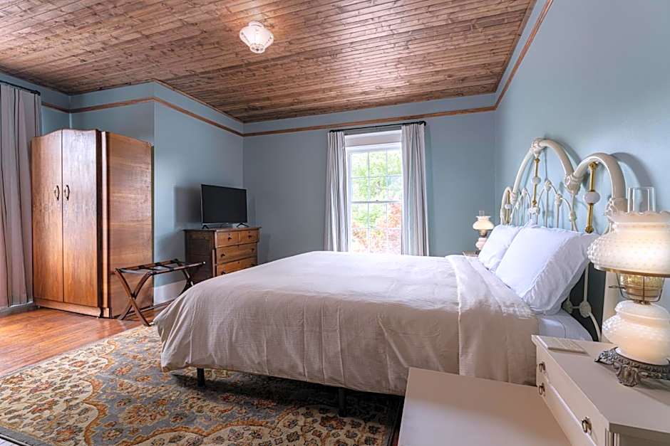 The NuWray Hotel & Carriage House