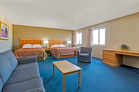 Family Suite with Three Queen Beds - Non-Smoking