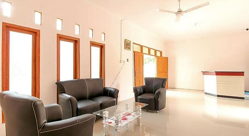 RedDoorz near Balekambang City Park