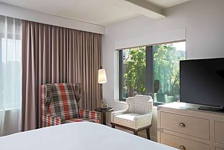 Premium King Room with Neighborhood View