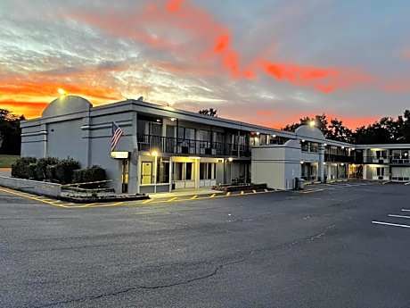 Days Inn & Suites by Wyndham Dayton North