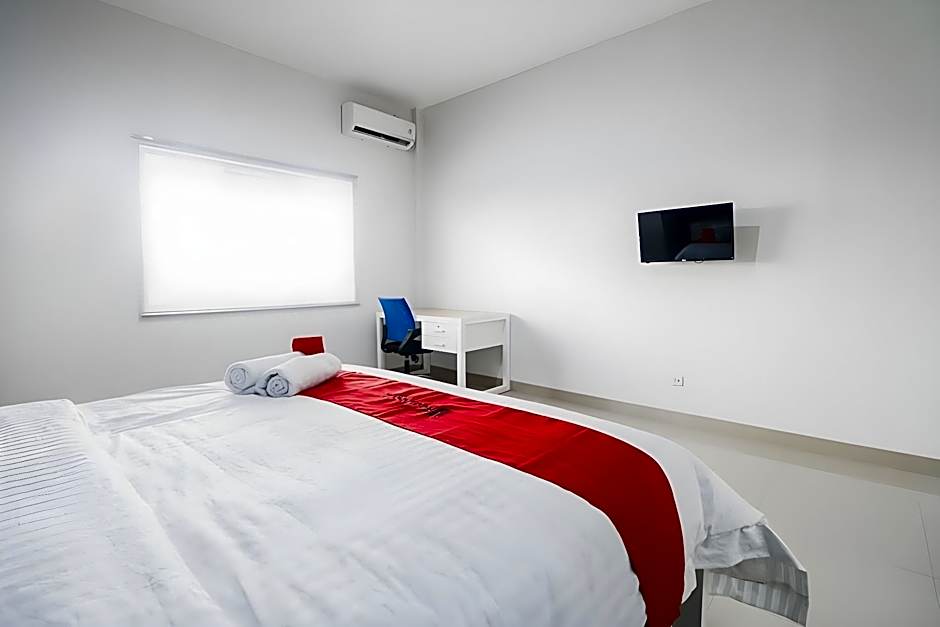 RedDoorz Plus near Living Plaza Jababeka