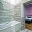 King Deluxe Ensuite with Shower-Bath and Courtyard View - Fawcett