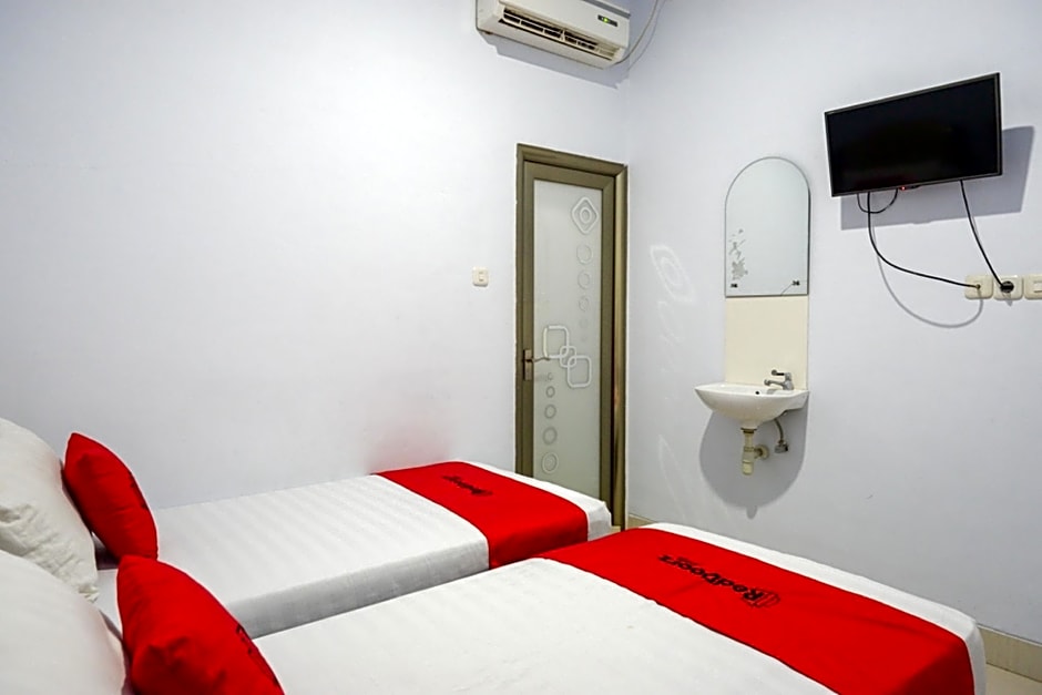 RedDoorz @ Hotel Bravo Pantai Kamali Bau Bau