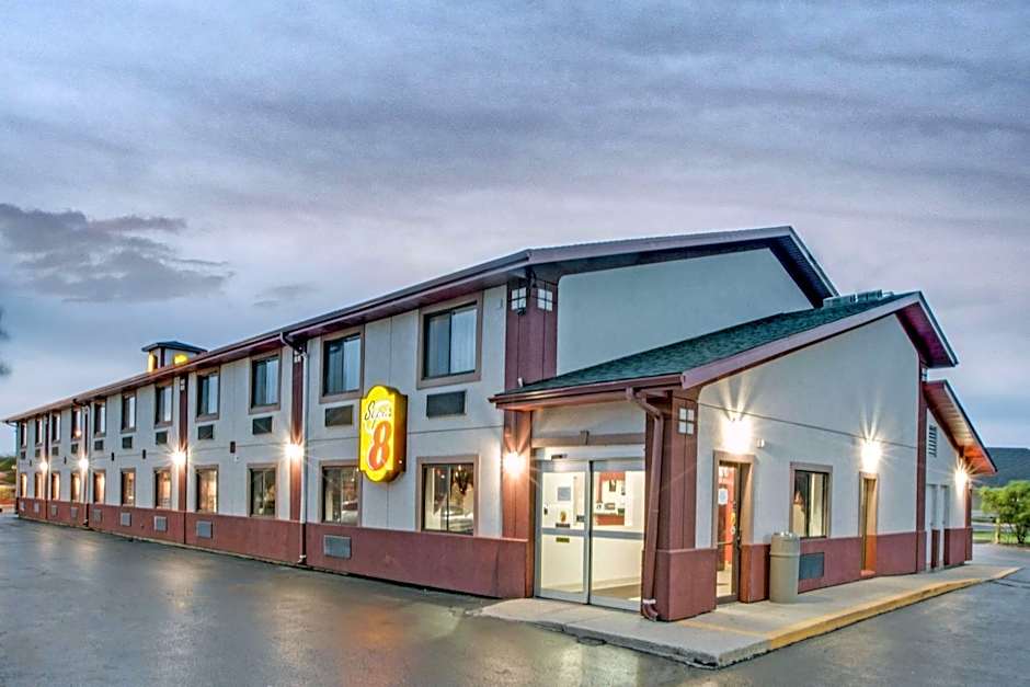 Super 8 by Wyndham Crystal Lake