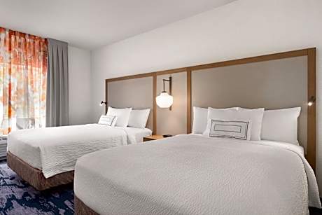 Queen Room with Two Queen Beds and Adapted Tub - Mobility Accessible