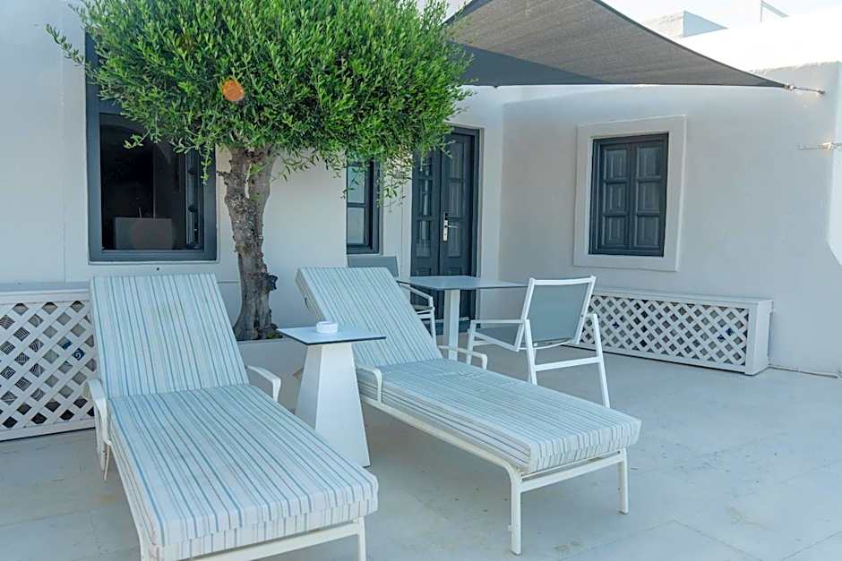 Sun Rocks Boutique Hotel - Caldera View Suites & Sunset Dining Experience