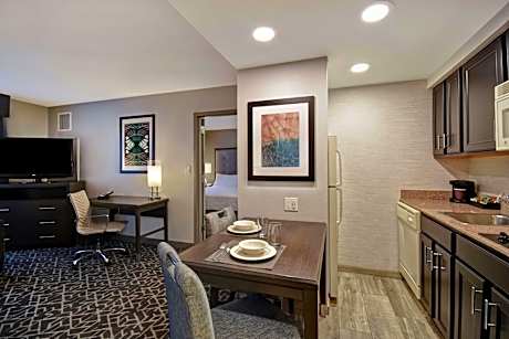 One-Bedroom King Suite - Hearing Accessible/Non-Smoking