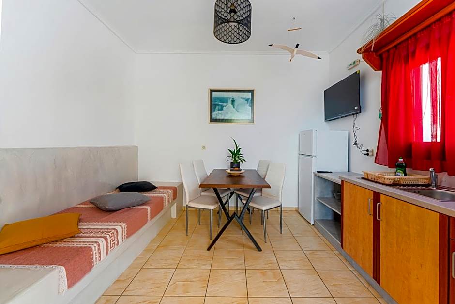 Birds Villa Apartments with Heated Pool - Including Car and Breakfast