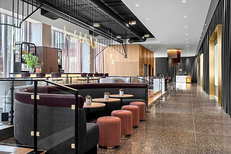 Renaissance Milwaukee West Hotel