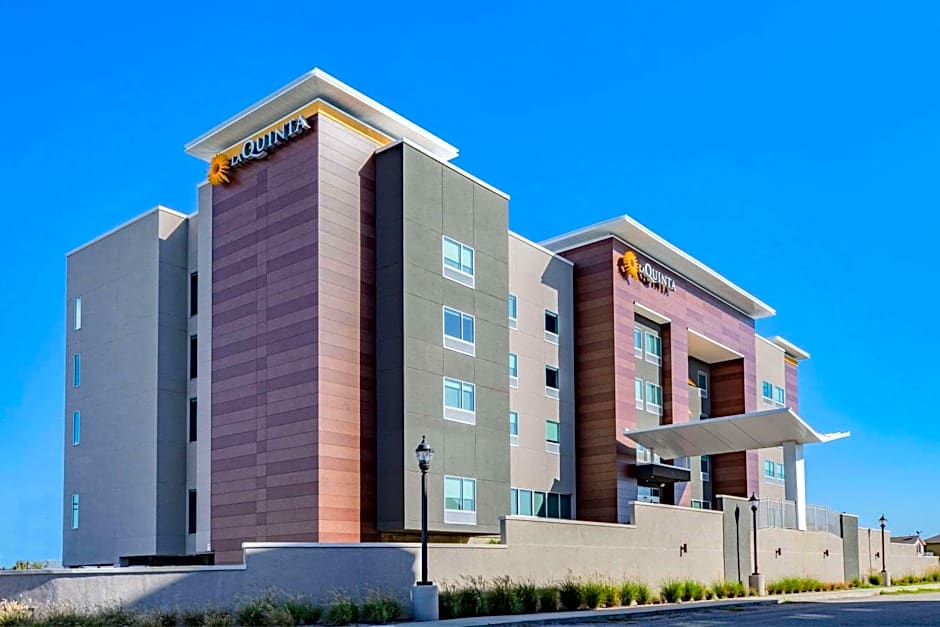 La Quinta Inn & Suites by Wyndham Galveston North at I-45