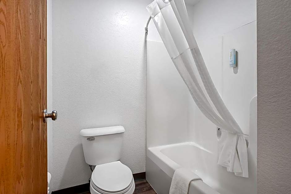 Econo Lodge Inn & Suites Auburn