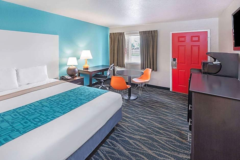 Howard Johnson by Wyndham Houston Hobby Airport
