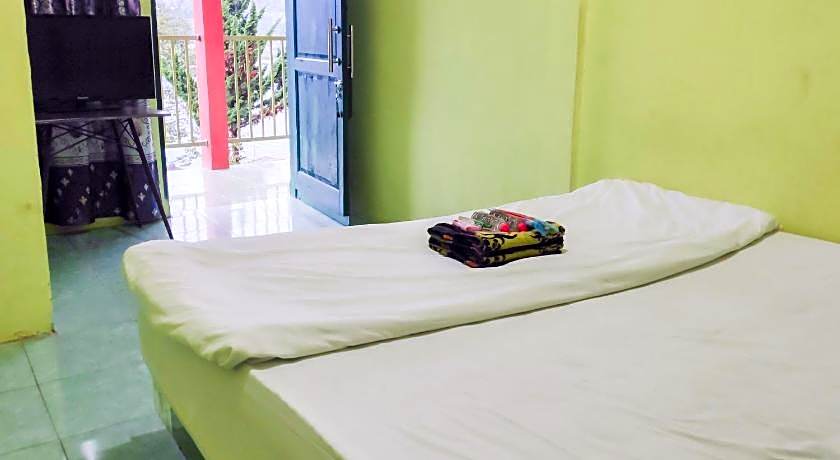 RedDoorz near Pelabuhan Ajibata Parapat