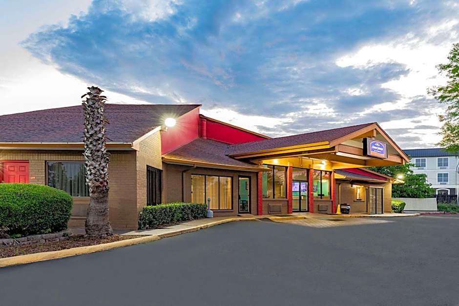 Howard Johnson by Wyndham Houston Hobby Airport