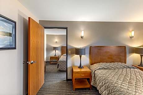 Deluxe Two-Bedroom Queen  Suite