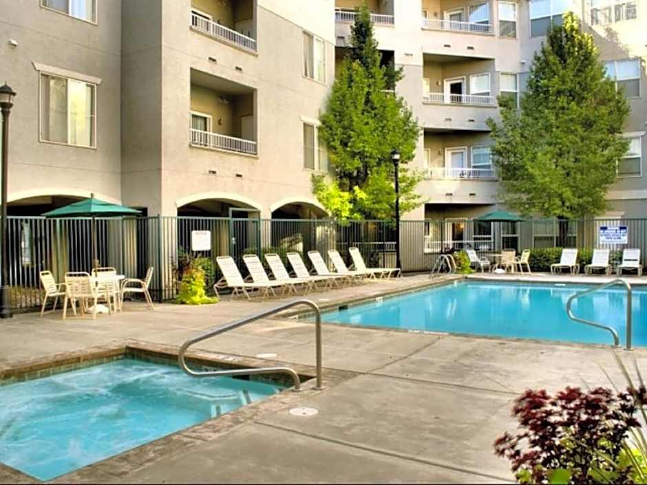 Deluxe Downtown Condo Close to Everything!