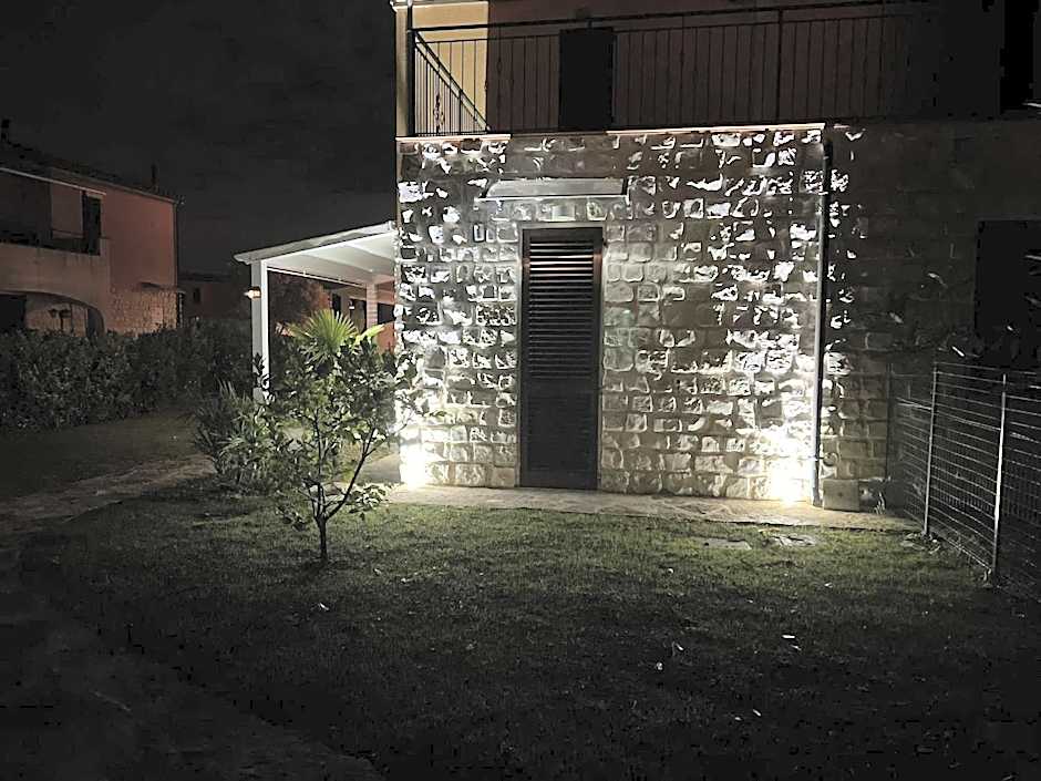 Casa Antia, nuovo bilocale con giardino in Residence con piscina