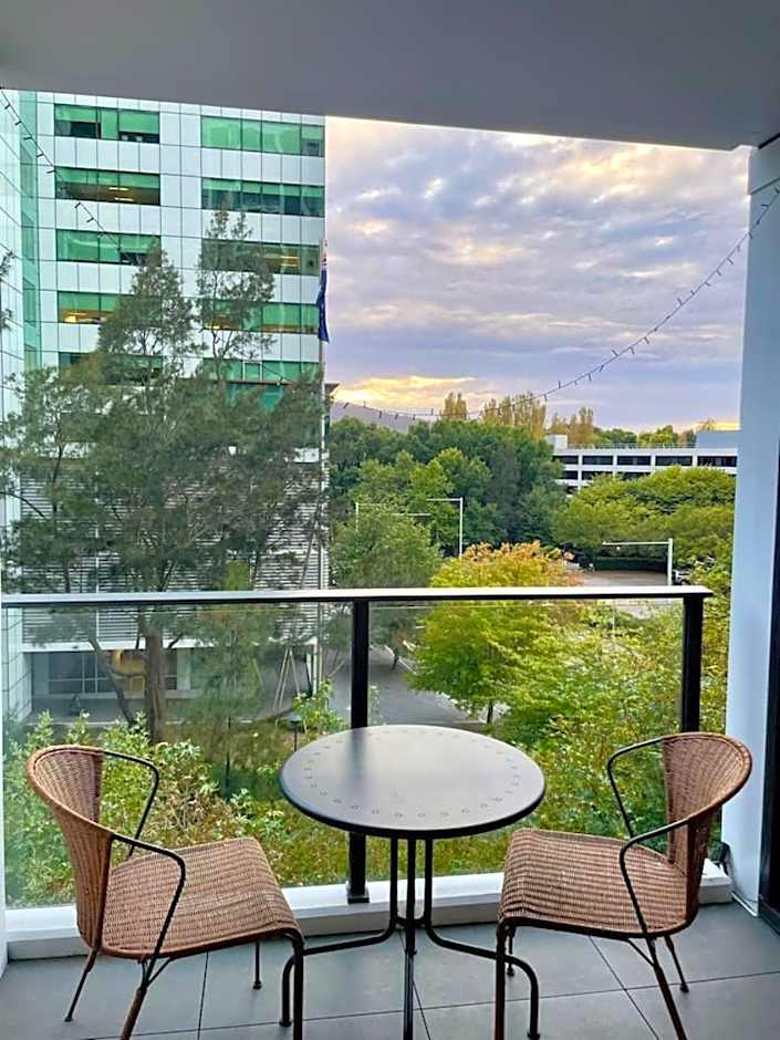Modern 2BR Apartment in the Heart of the City - Hosted by Canstay