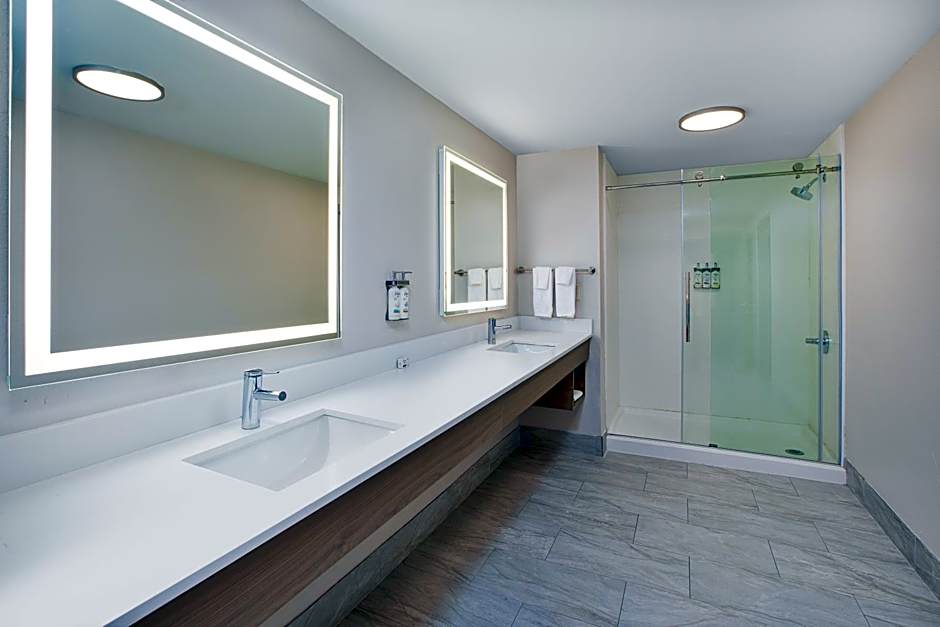 Holiday Inn Express & Suites Milwaukee NW - Park Place By IHG