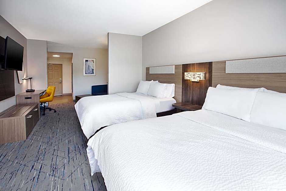 Holiday Inn Express & Suites Milwaukee NW - Park Place By IHG