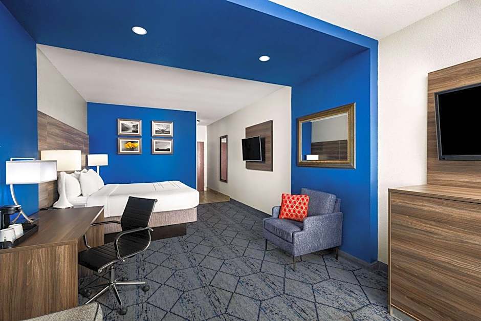 La Quinta Inn & Suites by Wyndham Denton - University Drive