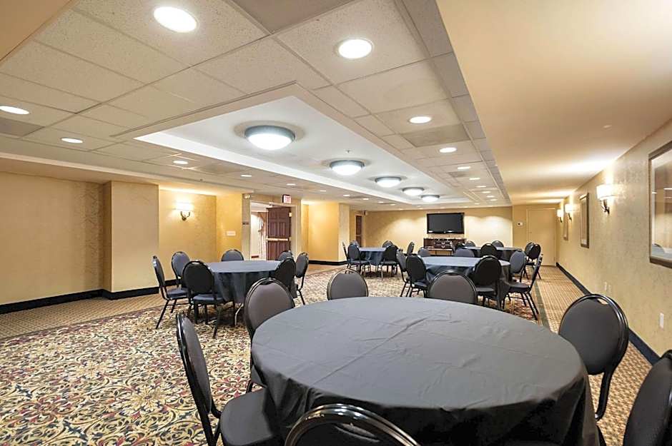 Clarion Collection Arlington Court Suites Hotel