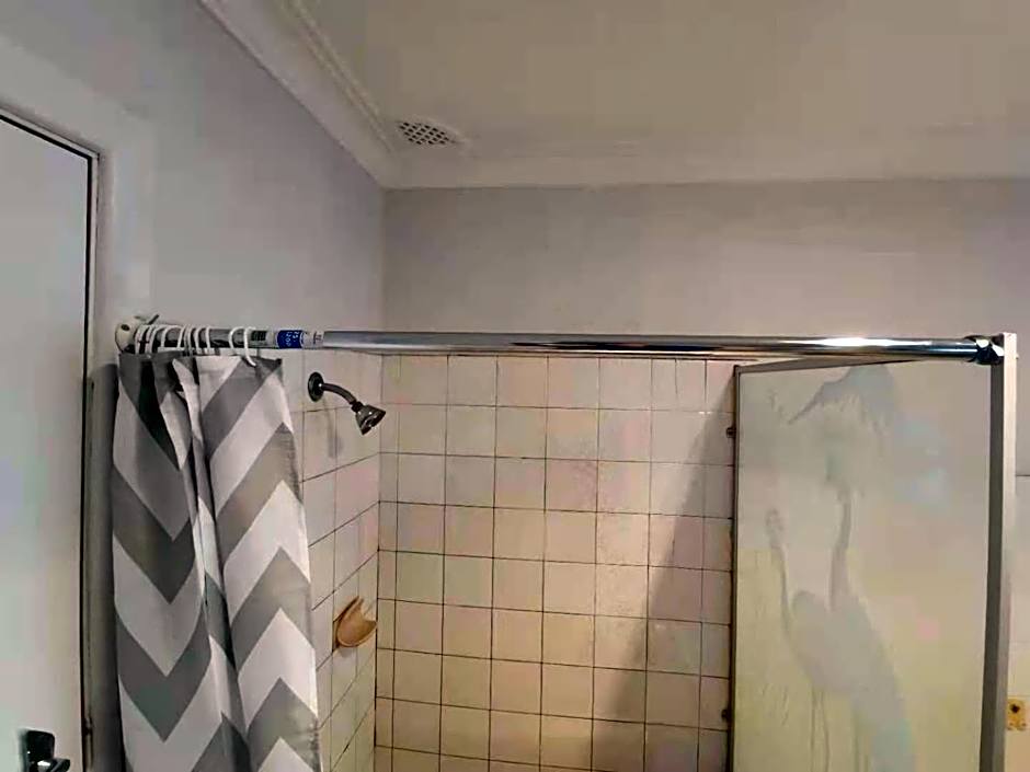 CAMPBELLTOWN HOLIDAY HOME 3 BED + FREE PARKING NCA039