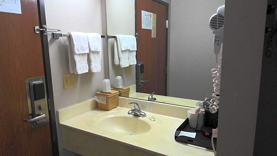 Super 8 by Wyndham Claremore OK