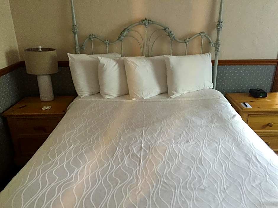 Photo 1 of 3 of Retreat 1 Queen Bed