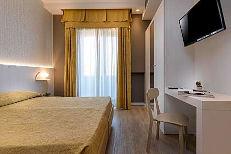 Comfort Double or Twin Room with Lateral Sea View