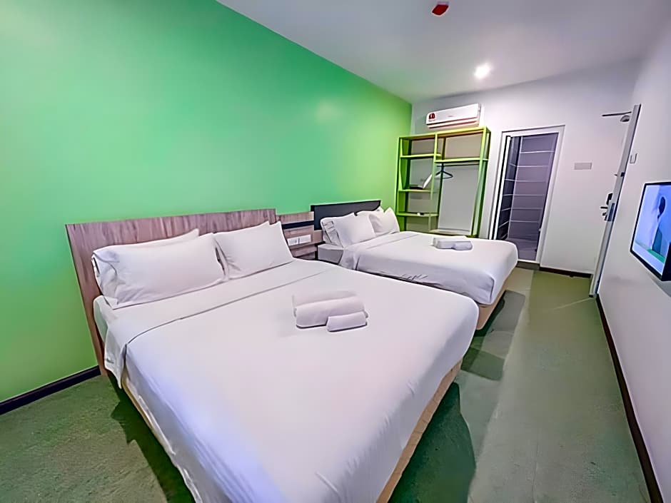 OYO 44099 Tt Dorf Hotel