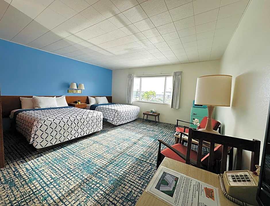 Curly Redwood Lodge