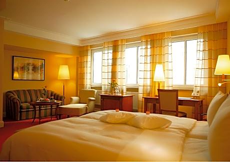 Family Room (2-4 Adults)