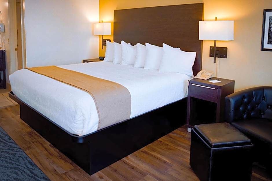 Pines Inn & Suites