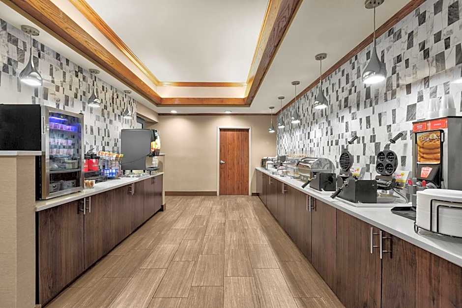 La Quinta Inn & Suites by Wyndham Midwest City - Tinker AFB