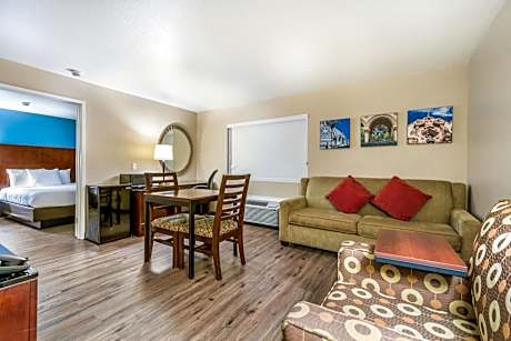 2 Queen Beds Separate Living Room Deluxe Suite Non-Smoking