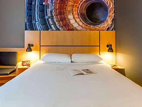 Room with double bed (63x79"/160x200 cm) featuring the new bedding